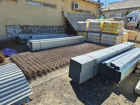 Zártszelvények, betonacél hálók és zsákos anyagok
